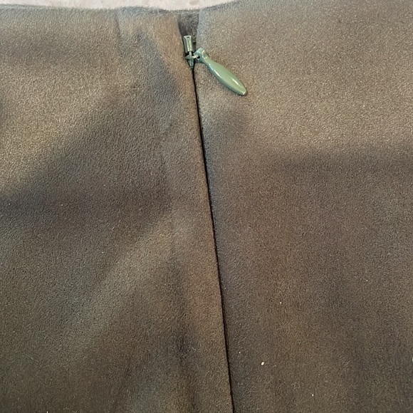 LOFT, hunter green suede skirt, button down details, size 0 with tags on, zipper - Picture 3 of 4